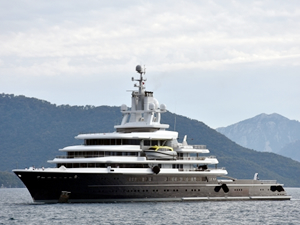 Luna isimli mega yata 13 tankerle yakıt ikmali yapıldı