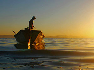 Türkiye'nin en büyük tatlı su gölünde gün doğumu güzelliği