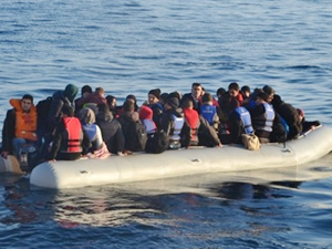 İzmir'de Sahil Güvenlik 57 kaçak göçmen yakaladı