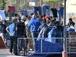 Dikili'de lastik botta 53 kaçak göçmen yakalandı