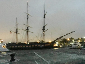 Kontrolü kaybeden yelkenli, diğer teknelere çarpıp karaya oturdu