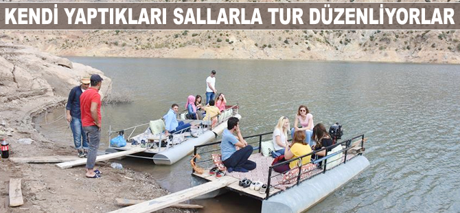 Kendi yaptıkları sallarla tur düzenliyorlar