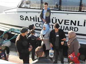 Sakız Adası'na kaçmaya çalışan 98 göçmen yakalandı