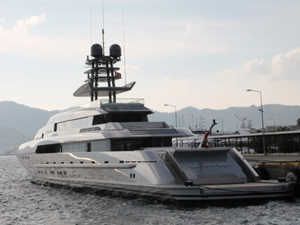 Dünyanın en hızlı alüminyum yatı "Silver Fast" Marmaris'e yanaştı