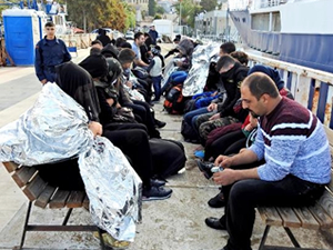 Botları su alan 66 kaçak göçmeni Sahil Güvenlik kurtardı