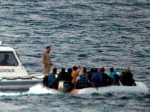 Bodrum'da lastik botta 43 kaçak göçmen yakalandı