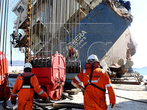 Batık M/V Cabrera, Lavrio Limanı'nda su yüzüne çıkarıldı
