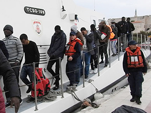 Çeşme'de 104 kaçak göçmen yakalandı