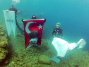 AKUT Cumhuriyet Bayramı'nı denizin altında kutladı