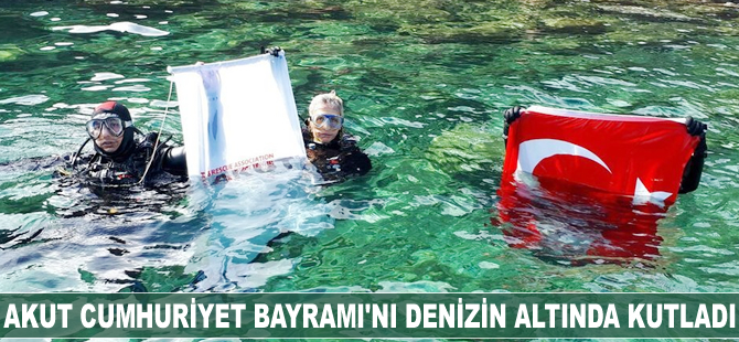 AKUT Cumhuriyet Bayramı'nı denizin altında kutladı