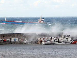Zonguldak'ta dalgalar liman duvarını aştı