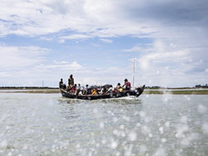 Arakanlı Müslümanları taşıyan tekne alabora oldu
