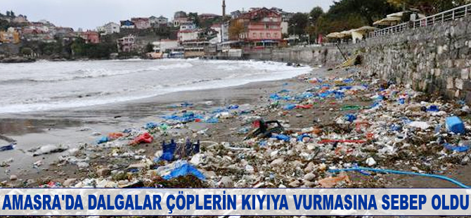 Amasra'da dalgalar çöplerin kıyıya vurmasına sebep oldu