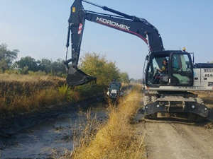 Karaali'deki sulama kanalı temizleniyor