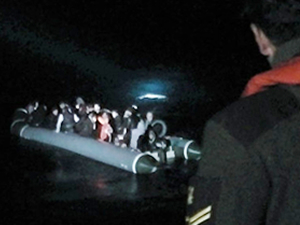 Aydın'da lastik botta 63 kaçak göçmen yakalandı