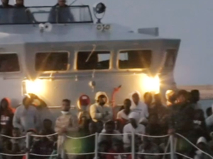 Zliten açıklarında mahsur kalan 299 göçmen kurtarıldı