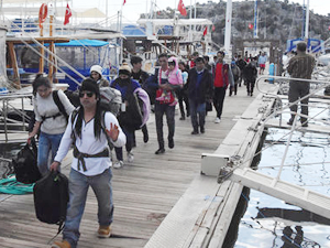 Antalya'dan İtalya'ya kaçmak isteyen 76 göçmen yakalandı