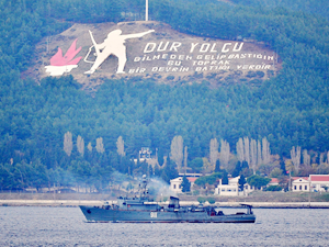 Rus askeri gemisi Çanakkale Boğazı'ndan geçti
