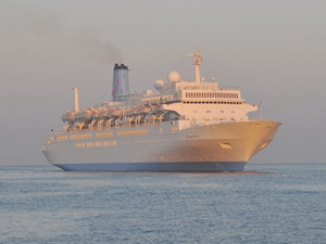 Kuşadası'na sezonun son kruvaziyer gemisi yanaştı