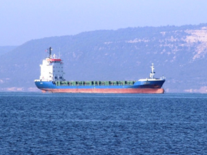 Makine arızası giderilen M/V Amira Eman, Kepez'den demir aldı