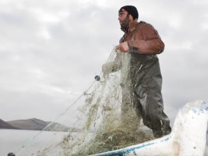 Aygır Gölü'nde tek başına balıkçılık yapıyor