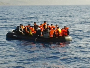 Botları su alan göçmenleri Sahil Güvenlik kurtardı