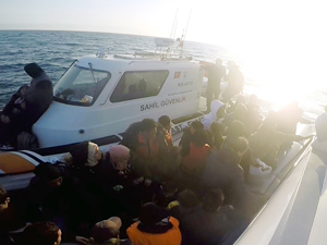 Midilli'ye geçmeye çalışan 99 Suriyeli yakalandı