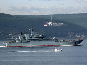 Rus savaş gemisi 'Yamal' Çanakkale Boğazı'ndan geçti