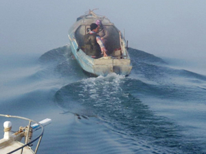 Beyşehir Gölü'nde balıkçılar sis altında avlanıyor