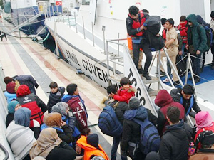 İzmir'de 77 kaçak göçmen Yunanistan'a kaçarken yakalandı