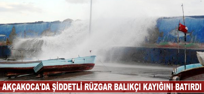 Akçakoca'da şiddetli rüzgar balıkçı kayığını batırdı