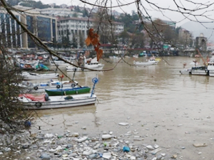Zonguldak’ta yağmurdan sonra denizin rengi değişti