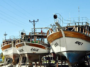 Demre'de yatlar kıyıya çekilmeye başladı