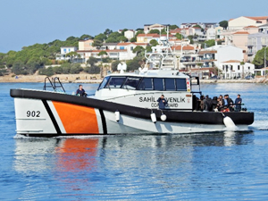 Çeşme'de 65 kaçak göçmen yakalandı