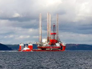 Petrol platformu GSP Saturn'ü taşıyan 'M/V Fjord' gemisi Çanakkale Boğazı'ndan geçti