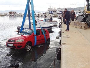 Otomobil çarptığı balıkçı teknesiyle suya gömüldü