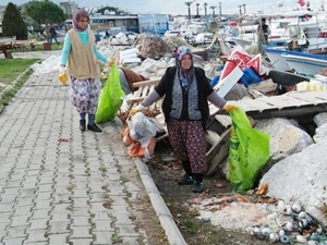 Burhaniye yat limanında temizlik çalışması yapıldı