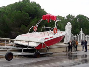 Antalya'da otelin duvarına tekne çarptı