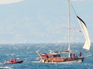 Fırtına nedeniyle sürüklenen teknedeki 8 kişi kurtarıldı