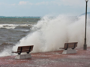 Çanakkale Küçükkuyu'da dalgalar sahili dövdü