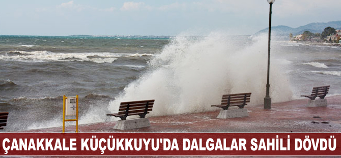 Çanakkale Küçükkuyu'da dalgalar sahili dövdü