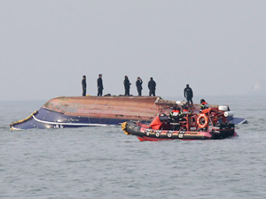 Güney Kore'de yakıt ikmal gemisiyle tekne çatıştı, 13 ölü!