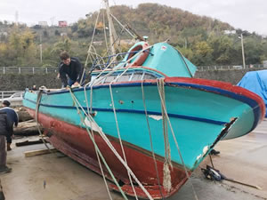 Çarşıbaşı'da fırtına limandaki teknelere zarar verdi