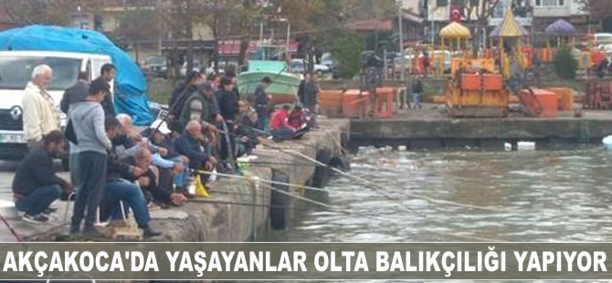 Akçakoca'da yaşayanlar olta balıkçılığı yapıyor