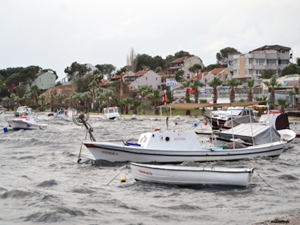 Ayvalık'ta lodos küçük balıkçı teknelerini batırdı