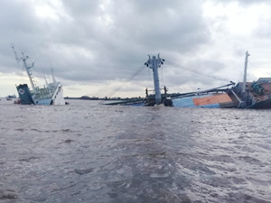 ‘M/V Keneukai’ isimli kargo gemisi Endonezya'da battı