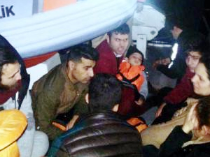 Sürat teknesindeki göçmenleri Sahil Güvenlik kurtardı