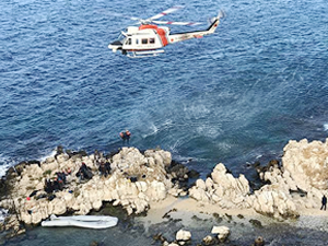 İzmir'de kaçak göçmenler kayalıklarda mahsur kaldı