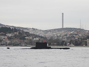 Türk denizaltısı İstanbul Boğazı'ndan geçti