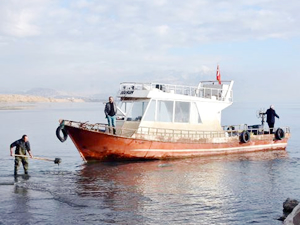 Van'da balıkçı tekneleri limana yanaşamıyor